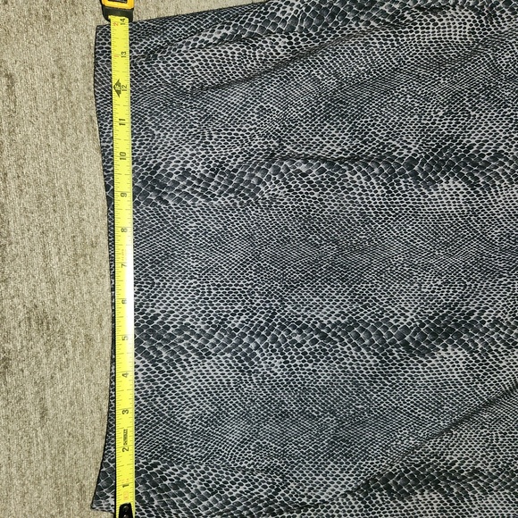 Elegant Black and Gray Snake Print Skirt - Picture 5 of 6